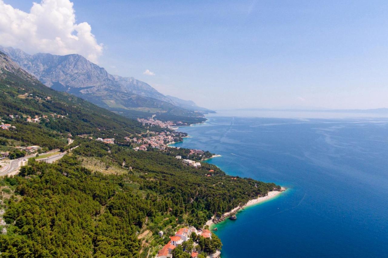 Apartments By The Sea Brela, Makarska - 16950 Экстерьер фото